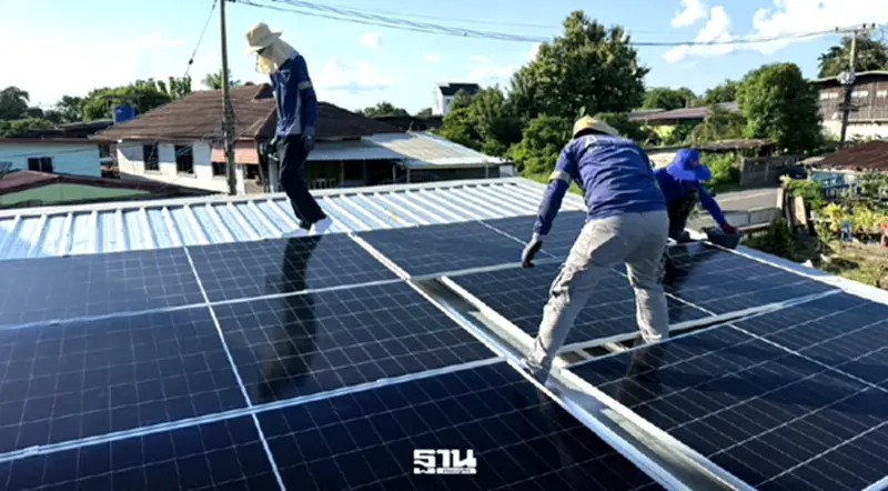 ทีมงานติดตั้งระบบ Solar Rooftop บนหลังคา