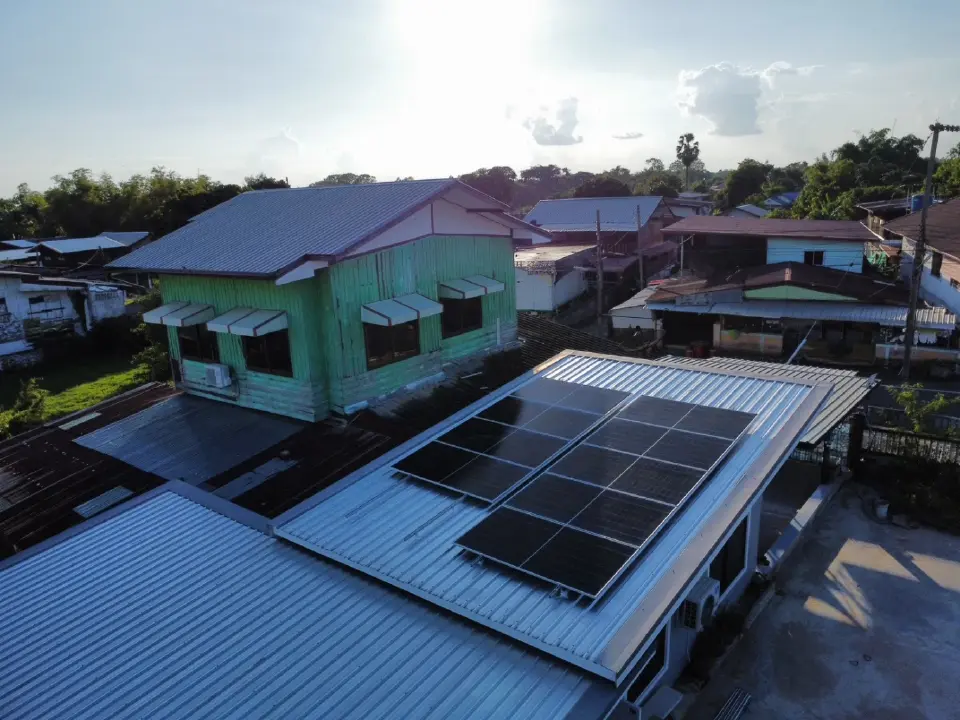 มุมสูงของบ้านและระบบ Solar Rooftop ที่ติดตั้งแล้ว